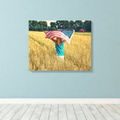 Mädchen mit amerikanischer Flagge Leinwanddruck (Insitu (Holzboden))