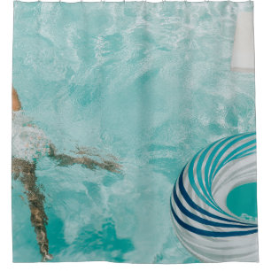 Mädchen mit Badeanzug und Badeanzug im Schwimmbad Duschvorhang