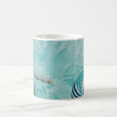 Mädchen mit Badeanzug und Badeanzug im Schwimmbad Kaffeetasse (Mittel)