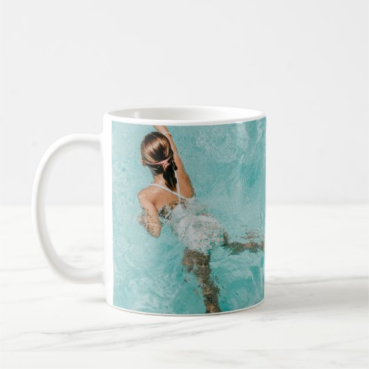Mädchen mit Badeanzug und Badeanzug im Schwimmbad Kaffeetasse (Links)
