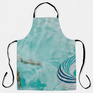 Mädchen mit Badeanzug und Badeanzug im Schwimmbad Schürze