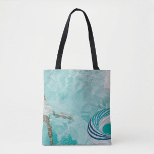 Mädchen mit Badeanzug und Badeanzug im Schwimmbad Tasche