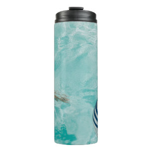 Mädchen mit Badeanzug und Badeanzug im Schwimmbad Thermosbecher