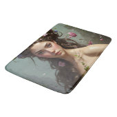 Mädchen mit Blume im Haar Badematte (Schrägansicht)