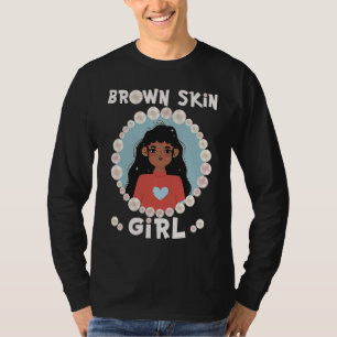 Mädchen mit brauner Haut, Haut wie Perlen, Schwarz T-Shirt