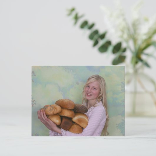 Mädchen mit Brotlöchern Postkarte (Stehend Vorderseite)