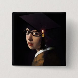 Mädchen mit dem Abschluss-Hut (Perlenohrring) Button