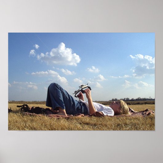 Mädchen mit Drachen Poster (Vorne)