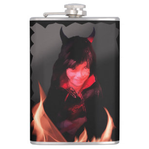 Mädchen mit einem devilischen Lächeln Flachmann