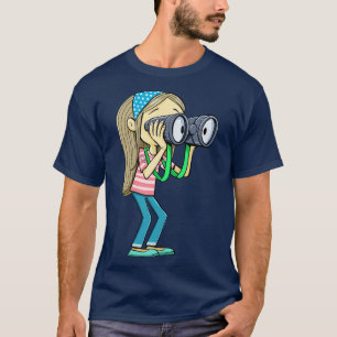 Mädchen mit einem Schal im Haar sieht sorgfältig i T-Shirt