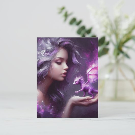 Mädchen mit einem winzigen lila Drachen Postkarte (Stehend Vorderseite)