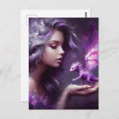 Mädchen mit einem winzigen lila Drachen Postkarte (Vorne/Hinten)