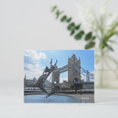 Mädchen mit einer Dolphin- und Tower Bridge-Postka Postkarte (Stehend Vorderseite)