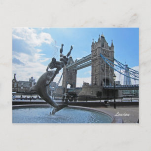 Mädchen mit einer Dolphin- und Tower Bridge-Postka Postkarte