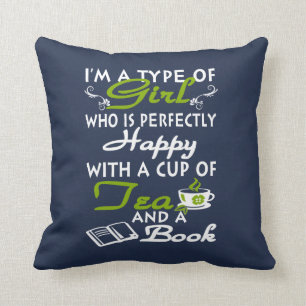Mädchen mit einer Tasse Tee und ein Buch Kissen