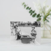 Mädchen mit Entenstopfleber, 1927 Postkarte (Stehend Vorderseite)
