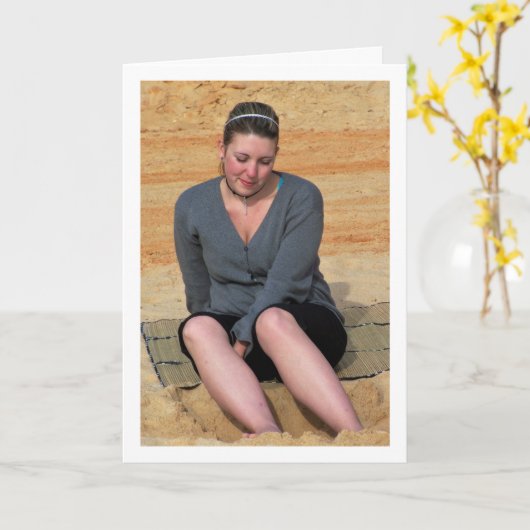 Mädchen mit Füßen in den Sand Karte (Gelbe Blume)