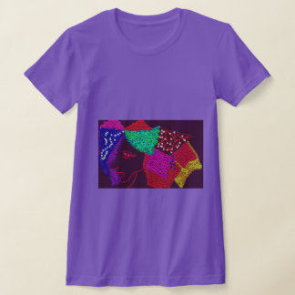Mädchen mit gepolstertem Haar T-Shirt