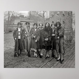 Mädchen mit Gewehren, 1925. Vintage-Foto Poster