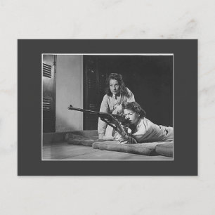 Mädchen mit Gewehren, 1940er Postkarte