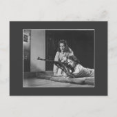 Mädchen mit Gewehren, 1940er Postkarte (Vorderseite)