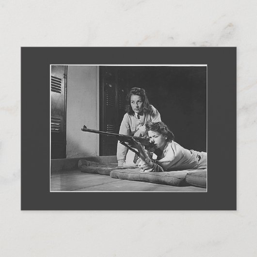 Mädchen mit Gewehren, 1940er Postkarte (Vorderseite)