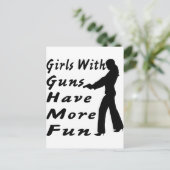 Mädchen mit Gewehren haben mehr Spaß Postkarte (Stehend Vorderseite)