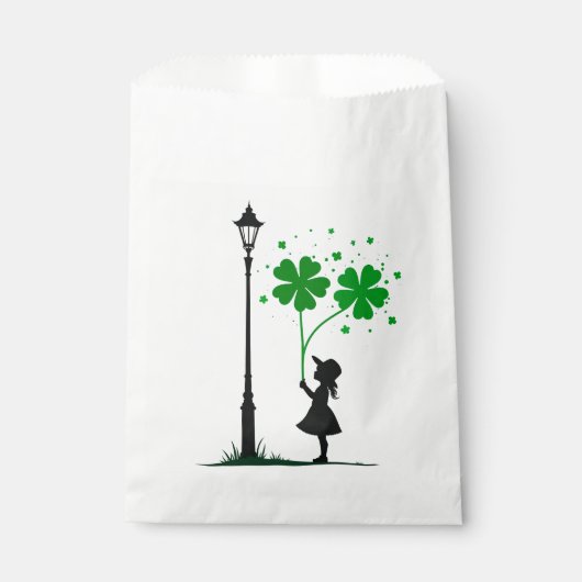 Mädchen mit glücklichem Klee Geschenktütchen (Vorderseite)