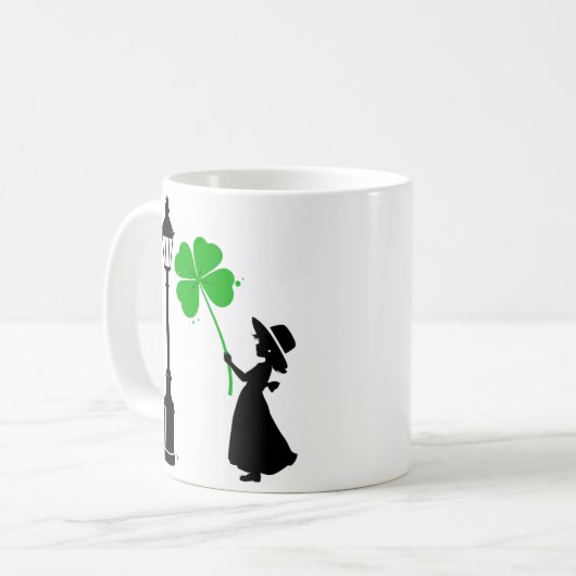 Mädchen mit glücklichem Klee Kaffeetasse (Vorderseite Links)