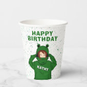 Mädchen mit Green Frog Hoody Zeichnend Geburtstag Pappbecher (Vorderseite)