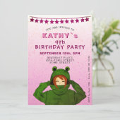 Mädchen mit Green Frog Hoody Zeichnend Rosa Geburt Einladung (Stehend Vorderseite)