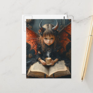 Mädchen mit Hörnern und Flügeln liest mit Kaffee Postkarte