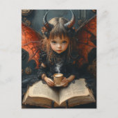 Mädchen mit Hörnern und Flügeln liest mit Kaffee Postkarte (Vorderseite)