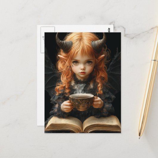 Mädchen mit Hörnern und Flügeln liest mit Kaffee Postkarte (Vorderseite/Rückseite Beispiel)
