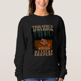 Mädchen mit ihrem belgischen weiblichen Hund ins C Sweatshirt