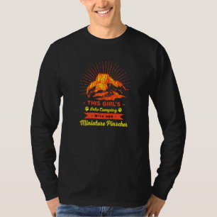 Mädchen mit ihrem Pinscher Miniatur ins Camping T-Shirt