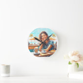 Mädchen mit Kaffeepause Runde Wanduhr (Zuhause)