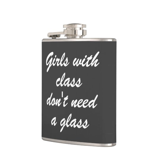 Mädchen mit Klasse benötigen nicht ein Glas Flachmann (Links)