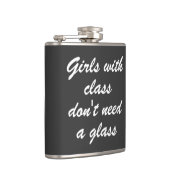 Mädchen mit Klasse benötigen nicht ein Glas Flachmann (Rechts)