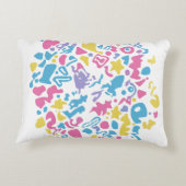 Mädchen mit Kopfhörern, die selbstbewusst spielen Dekokissen (Rückseite)