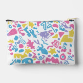 Mädchen mit Kopfhörern, die selbstbewusst spielen Zubehörtasche (Rückseite)