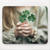 Mädchen mit Lucky Clovers Mousepad (Vorne)