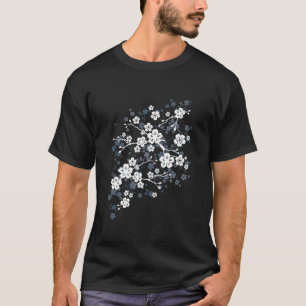 Mädchen mit marineblauem und weißem Kirschblütenmu T-Shirt
