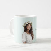Mädchen mit Minzweißen Blumen im Haar Kaffeetasse (Vorderseite Links)