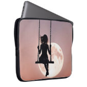 Mädchen mit Mond im Swing Laptopschutzhülle (Vorne Rechts)