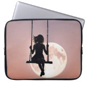 Mädchen mit Mond im Swing Laptopschutzhülle (Vorderseite)