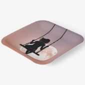 Mädchen mit Mond im Swing Pappteller (Gewinkelt)