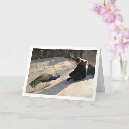 Mädchen mit Peacock Karte (Orchidee)