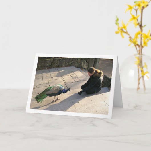 Mädchen mit Peacock Karte (Gelbe Blume)