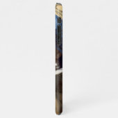 Mädchen mit Perlenohrblasen in rosa Kaugummi iPhone Hülle (Linke Seite)